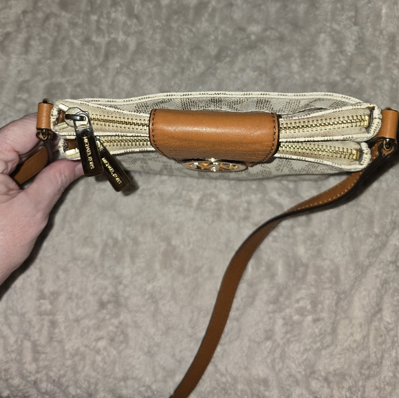 Michael Kors Fulton Crossbody - Vanilla Monogram Euc - Picture 8 of 16